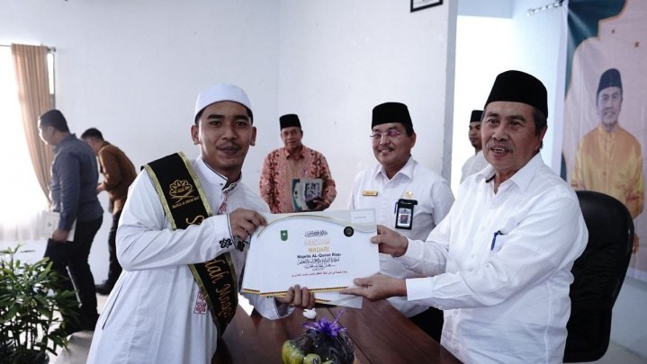 Santri dan Pengasuh Maqari Diberi Sertifikat, Gubernur Syamsuar: Jagalah Amanah Ini Santri dan Pengasuh Maqari Diberi Sertifikat, Gubernur Syamsuar: Jagalah Amanah Ini