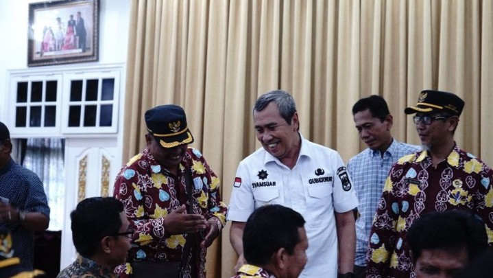 Masyarakat Pangkalan Lesung Datangi Gubri Syamsuar Adukan Masalah Air Bersih