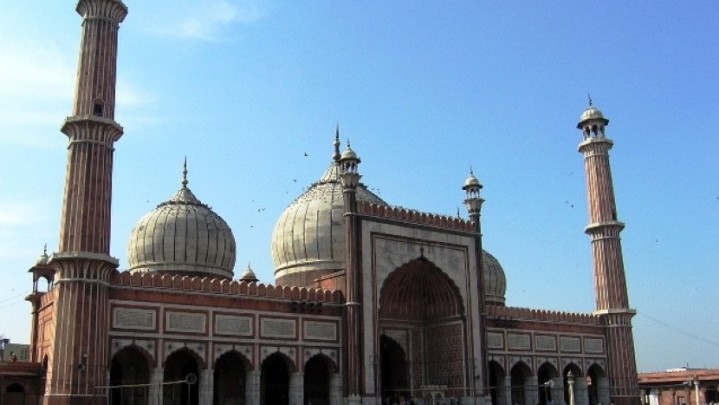 Masjid Aligarh Ditutup Terpal Jelang Perayaan Holi di India