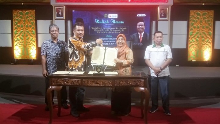 Bawaslu Rokan Hilir Teken MoU dan MoA Bersama Rektor dan Tiga Fakultas di UIR Bawaslu Rokan Hilir Teken MoU dan MoA Bersama Rektor dan Tiga Fakultas di UIR