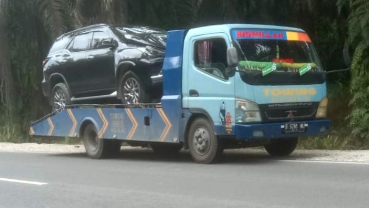 Mobil Wabup Siak Tabrakan dengan Truk Milik RAPP Mobil Wabup Siak Tabrakan dengan Truk Milik RAPP