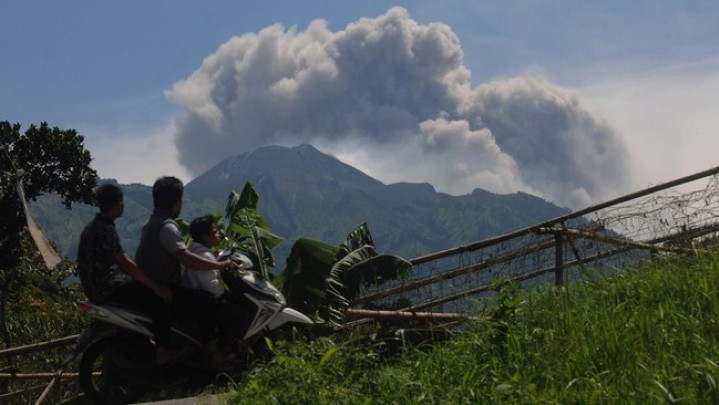Gunung Merapi Muntahkan Awan Panas, Warga Berjarak 7 Km Waspada
