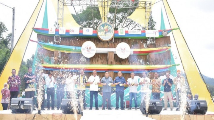 Pj Bupati Kampar Luncurkan Gernas BBWI Tahun 2023 Pj Bupati Kampar Luncurkan Gernas BBWI Tahun 2023