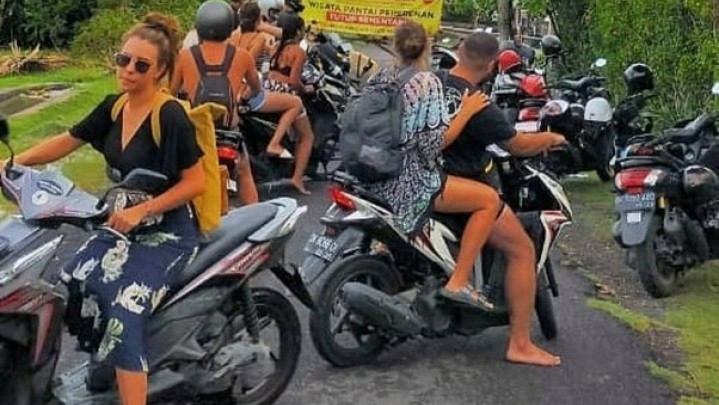 Turis Asing Akan Dilarang Sewa Motor di Bali, Wajib Pakai Mobil Travel Turis Asing Akan Dilarang Sewa Motor di Bali, Wajib Pakai Mobil Travel