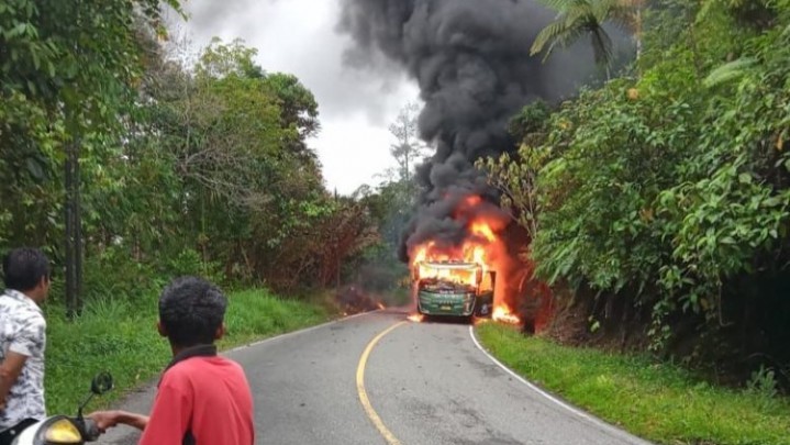 Terbakar 2 Jam, Bus ALS di Nagari Limo Agam Tinggal Rangka