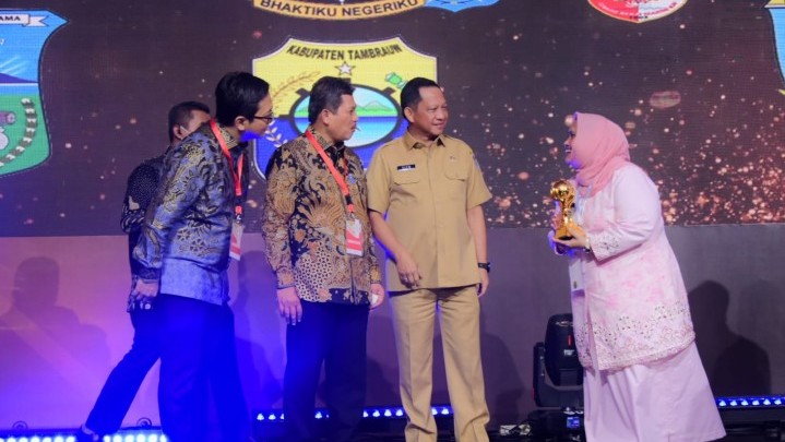 Penghargaan UHC Award Diterima Bupati Bengkalis