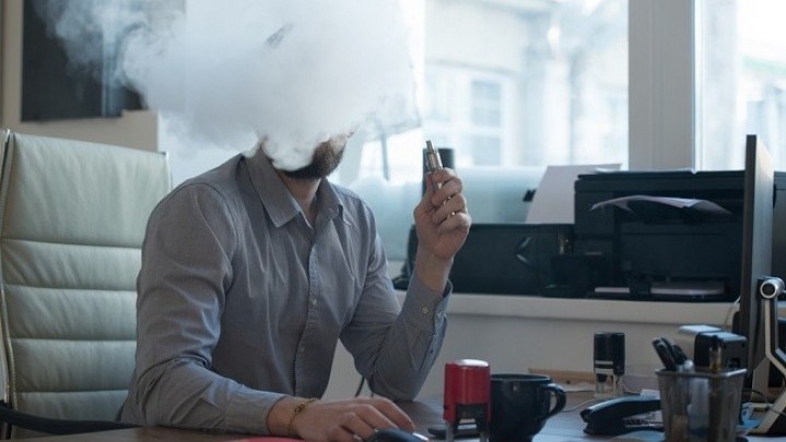 Ahli Kesehatan Desak Pemerintah Larang Penjualan Segala Jenis Vape Ahli Kesehatan Desak Pemerintah Larang Penjualan Segala Jenis Vape