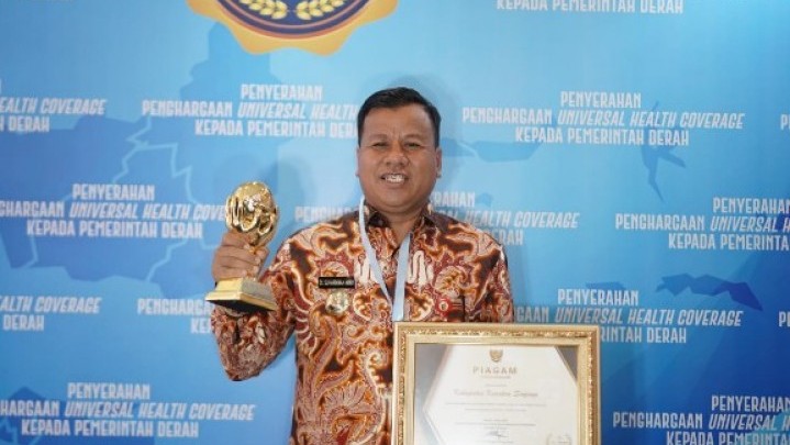 Penghargaan UHC Awards Berhasil Diraih Lima Daerah di Riau Penghargaan UHC Awards Berhasil Diraih Lima Daerah di Riau