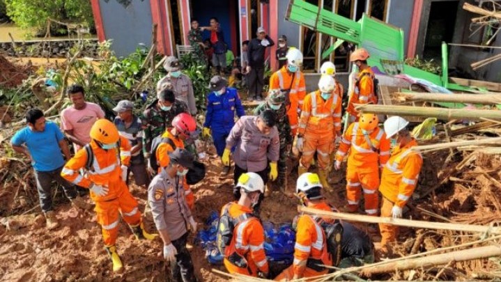 Update Longsor Natuna: 50 Orang Ditemuan Meninggal, 4 Masih Hilang