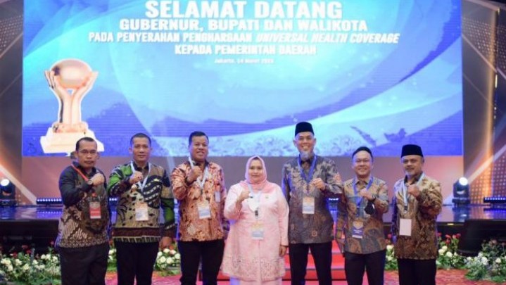 Gubri Syamsuar Tetap Bangga Meski hanya Lima Daerah di Riau Capai UHC Gubri Syamsuar Tetap Bangga Meski hanya Lima Daerah di Riau Capai UHC