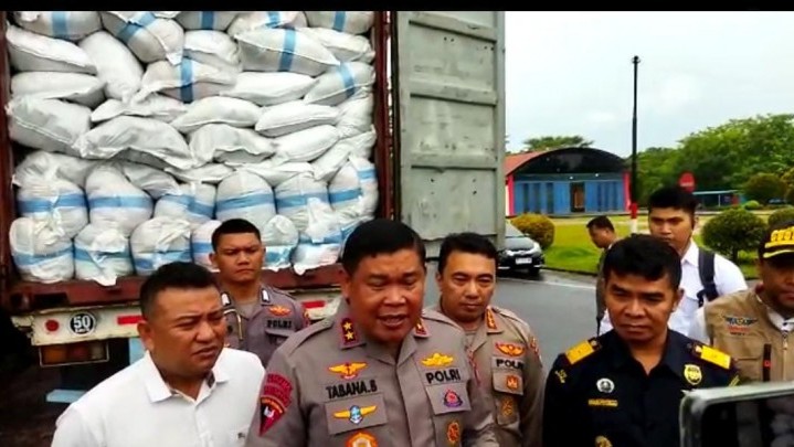 Polda Kepri Tetapkan Tersangka Kasus Kontainer Balpres Polda Kepri Tetapkan Tersangka Kasus Kontainer Balpres