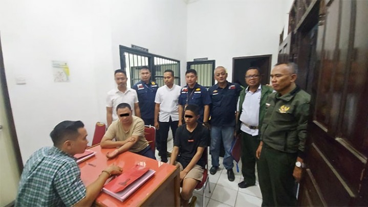 Kejari Inhu Terima Dua Tersangka Perambah Hutan Kejari Inhu Terima Dua Tersangka Perambah Hutan