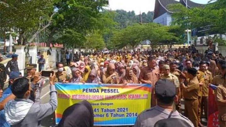 Ratusan Perangkat Nagari ‘Kepung’ Kantor Bupati Pessel