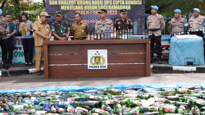 Polres Siak Musnahkan Ratusan Minuman Keras dan Puluhan Knalpot Brong Polres Siak Musnahkan Ratusan Minuman Keras dan Puluhan Knalpot Brong