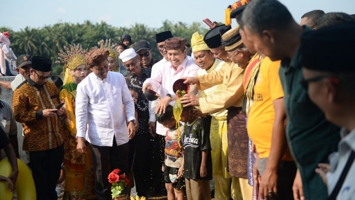 Gubernur Syamsuar Hadiri Wisata Balimau Kasai di Desa Batu Belah Gubernur Syamsuar Hadiri Wisata Balimau Kasai di Desa Batu Belah