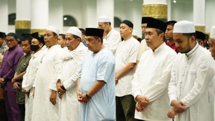 Gubri dan Wagubri Salat Tarawih Perdana di Masjid Raya Annur Gubri dan Wagubri Salat Tarawih Perdana di Masjid Raya Annur