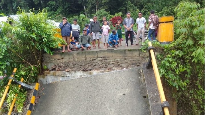 Sungai Batang Asik Pasaman Sumbar Meluap, 2 Jembatan Ambruk Sungai Batang Asik Pasaman Sumbar Meluap, 2 Jembatan Ambruk