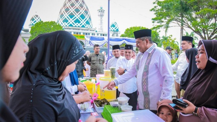 Pasar Ramadhan di Halaman Masjid Al Fatah Dibuka Bupati Alfedri