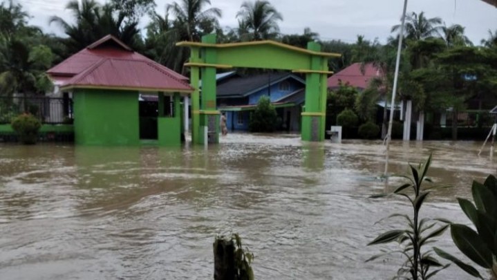 Banjir Rendam Tujuh Kecamatan di Pesisir Selatan Sumbar Banjir Rendam Tujuh Kecamatan di Pesisir Selatan Sumbar