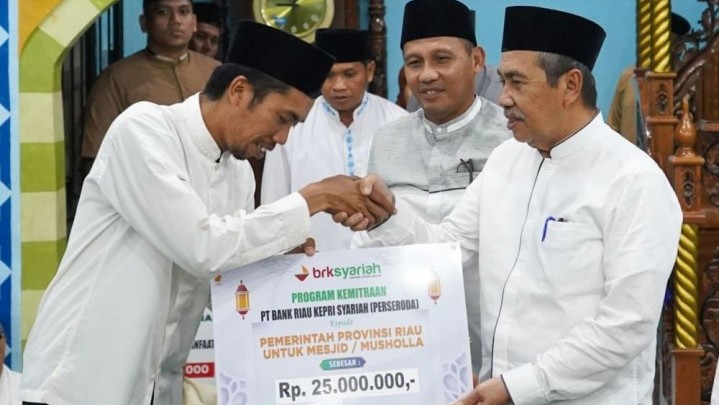 Masjid di Tuah Karya Pekanbaru Dapat Bantuan saat Safari Ramadhan Gubri Syamsuar