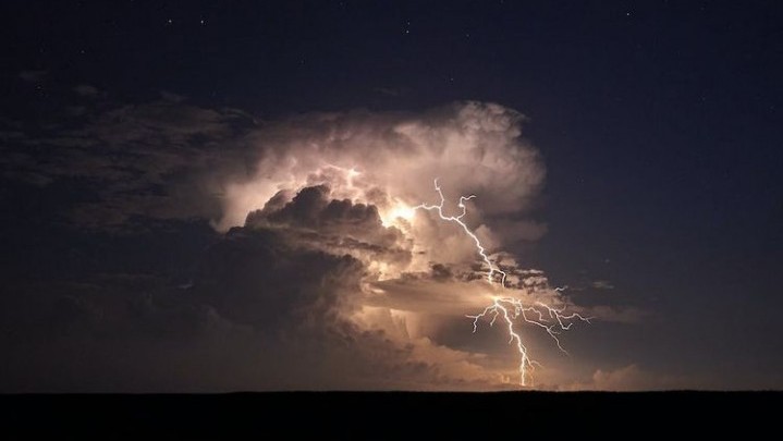 Sebagian Wilayah Riau Malam Ini Berpotensi Hujan Petir