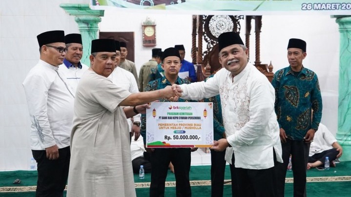 Warga Mengadu Masalah Jalan saat Safari Ramadhan Wagubri di Siak