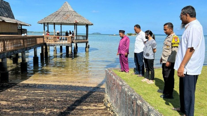 Minyak Hitam Kotori Kawasan Pesisir Pantai Bintan