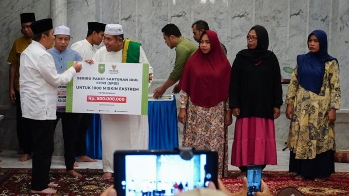 Gubri Serahkan 1.000 Paket Bantuan Idulfitri Senilai Rp500 Juta di Dumai Gubri Serahkan 1.000 Paket Bantuan Idulfitri Senilai Rp500 Juta di Dumai