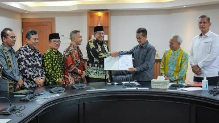 Bupati Siak Serahkan Dokumen Usulan Tengku Buwang Asmara Jadi Pahlawan Nasional