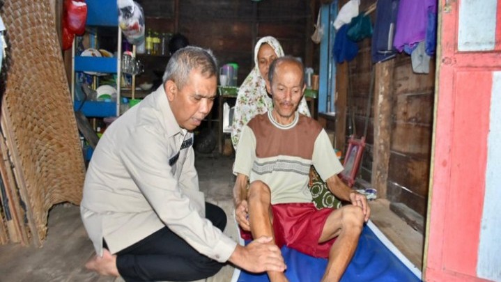 Pj Bupati Kampar Santuni Warga Miskin di Desa Pulau Lawas