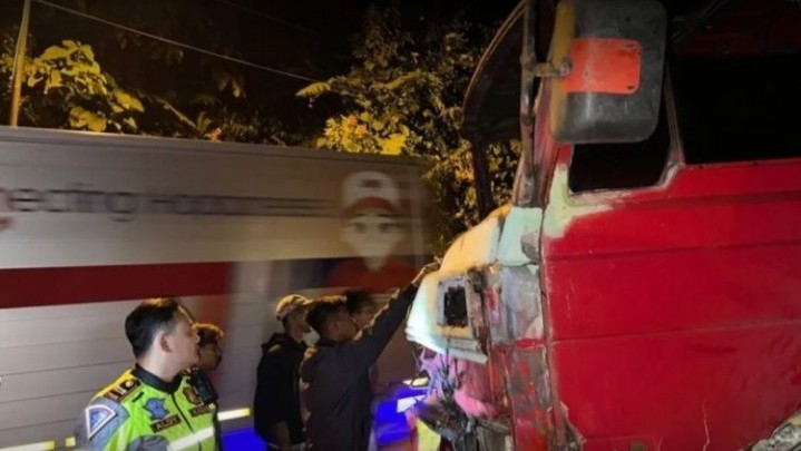 Gegara Rem Blong, Truk Tabrakan di Tugu Semen Padang Silaiang