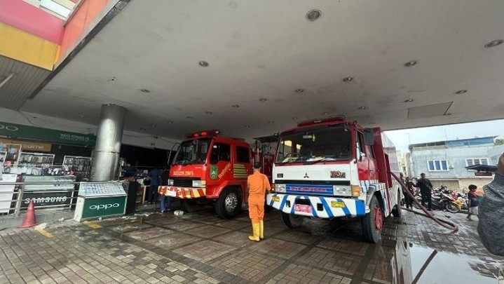 15 Unit Damkar Atasi Kebakaran Plaza Botania 1 Batam 15 Unit Damkar Atasi Kebakaran Plaza Botania 1 Batam