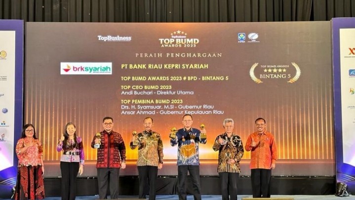 Gubri Syamsuar Raih Penghargaan TOP Pembina BUMD 2023