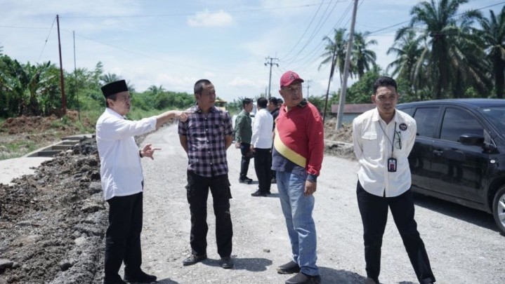 Gubernur Syamsuar Tinjau Perbaikan Jalan Kampar-Rohul Gubernur Syamsuar Tinjau Perbaikan Jalan Kampar-Rohul