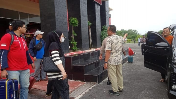 Pejabat Meranti Jalani Pemeriksaan di Mapolres dan akan di berangkatkan ke Jakarta Pejabat Meranti Jalani Pemeriksaan di Mapolres dan akan di berangkatkan ke Jakarta