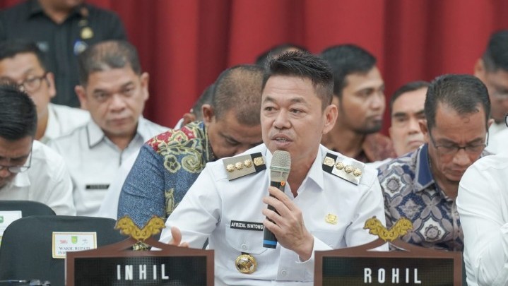 Bupati Afrizal Sintong Mengadu Banyak Wilayah Pesisir Rohil Tak Tersentuh Pembangunan Bupati Afrizal Sintong Mengadu Banyak Wilayah Pesisir Rohil Tak Tersentuh Pembangunan