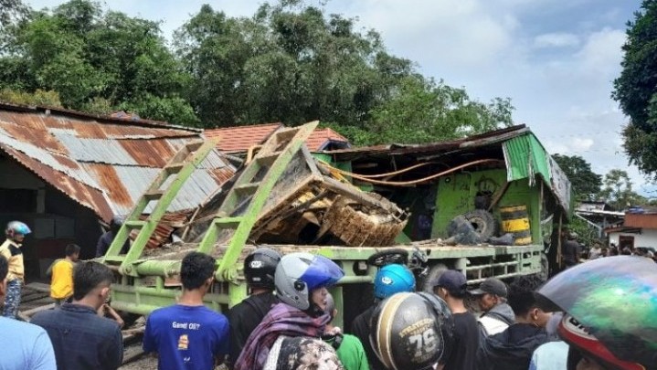 Sejumlah Kendaraan dan Bangunan di Panyalaian Tanah Datar Ditabrak Truk Sejumlah Kendaraan dan Bangunan di Panyalaian Tanah Datar Ditabrak Truk