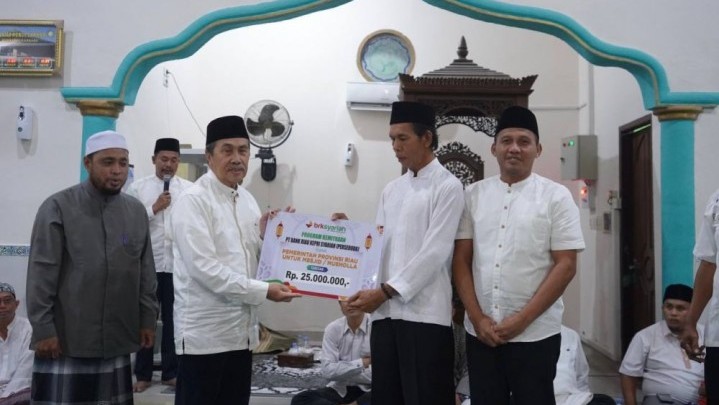 Gubri Syamsuar Salurkan Rp 25 Juta dan Paket Idul Fitri Senilai Rp 20 Juta saat Safari Ramadhan Gubri Syamsuar Salurkan Rp 25 Juta dan Paket Idul Fitri Senilai Rp 20 Juta saat Safari Ramadhan
