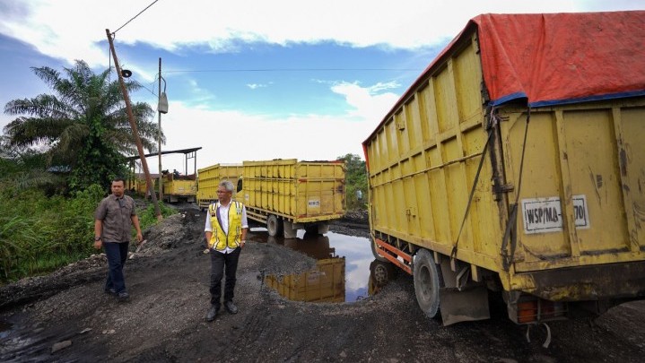 Gubernur Syamsuar Geram, Truk Odol Jadi Penyebab Jalan Rusak di Inhu-Inhil