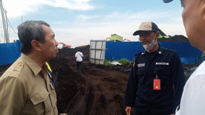 100 Truk Sehari Bawa 30 Ton Batu Bara Melintasi Jalan Inhu-Inhil yang Rusak Parah 100 Truk Sehari Bawa 30 Ton Batu Bara Melintasi Jalan Inhu-Inhil yang Rusak Parah