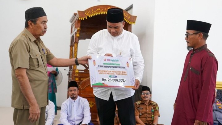Gubri Syamsuar Salurkan Bantuan untuk Masjid Mukminin Inhil Gubri Syamsuar Salurkan Bantuan untuk Masjid Mukminin Inhil