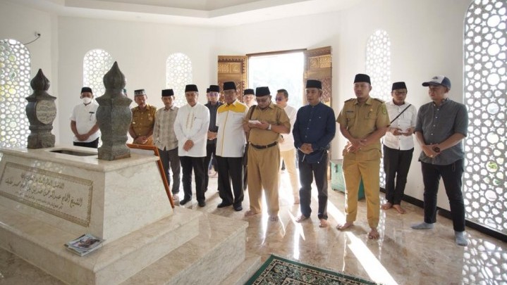 Pemprov Riau akan Aspal Jalan Menuju Makan Tuan Guru Sapat Pemprov Riau akan Aspal Jalan Menuju Makan Tuan Guru Sapat