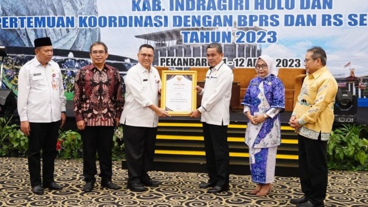 Penghargaan UHC Diterima Kabupaten Indragiri Hulu Penghargaan UHC Diterima Kabupaten Indragiri Hulu