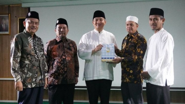 Kapolda Riau Salurkan Wakaf Bangunan GTC UMRI Serta Santuni Kaum Dhuafa Kapolda Riau Salurkan Wakaf Bangunan GTC UMRI Serta Santuni Kaum Dhuafa