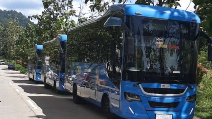 Bus Trans Padang Tabrak Minibus dan Sepeda Motor