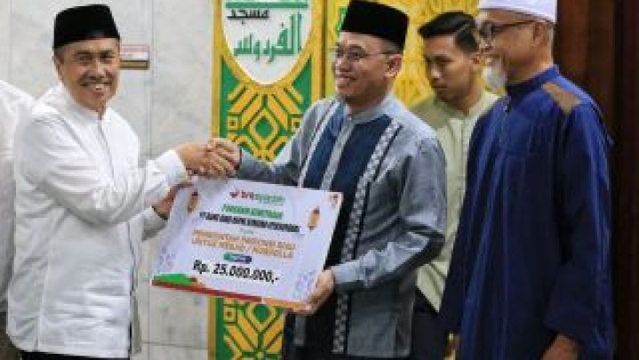 Gubri Syamsuar Salurkan Bantuan Puluhan Juta di Masjid Al Firdaus Tangkerang Labuai Gubri Syamsuar Salurkan Bantuan Puluhan Juta di Masjid Al Firdaus Tangkerang Labuai