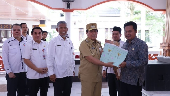 Bupati Rohul Serahkan 2.307 Sertifikat Hak Milik pada Masyarakat Bupati Rohul Serahkan 2.307 Sertifikat Hak Milik pada Masyarakat