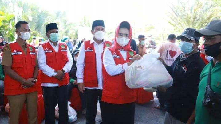 Pemkab Rohul Salurkan Ratusan Paket Sembako pada Pekerja Kebersihan