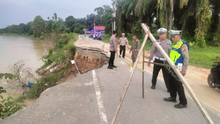 Hati-hati, Jalan Desa Petalongan Indragiri Hulu Abrasi