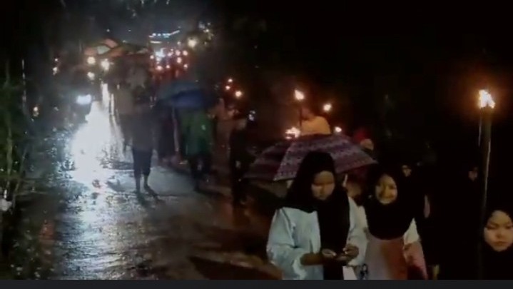 Meski Diguyur Hujan Gerimis, Gema Takbir Keliling Terus Berirama Di Desa Gobah